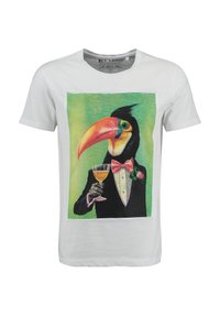Weißes Baumwoll-T-Shirt mit einem bunten Grafikdesign eines Tukans im Smoking, der einen Cocktail hält. Der Hintergrund ist grün mit detaillierten Akzenten.
