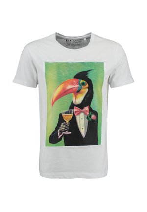 Witte katoenen t-shirt met een kleurrafisch beeld van een toekan in een stropdas, die een cocktail vasthoudt. De achtergrond is groen met gedetailleerde accenten.