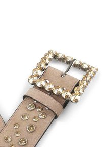 Cintura in suede beige con una fibbia decorata con cristalli, caratterizzata da una fila di pietre trasparenti grandi e piccole in una montatura in metallo lucido.
