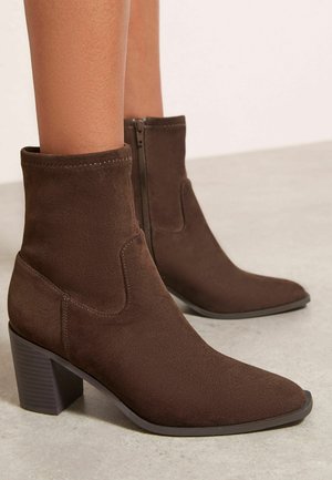 REGULAR FIT  MID HEEL WESTERN STYLE SMART SOCK - Klassikalised poolsaapad - chocolate brown