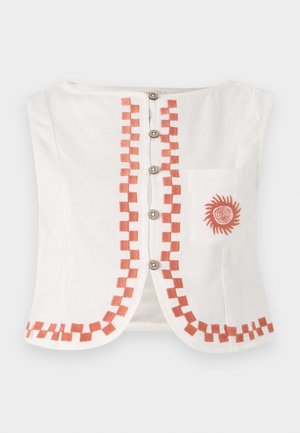 Top sans manches blanc avec un motif géométrique orange sur le devant et l'ourlet, des boutons décoratifs et une poche avec un motif de soleil.