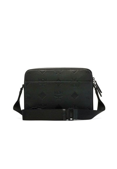Borsa a tracolla nera in pelle con logo MCM in rilievo, forma rettangolare, tracolla regolabile e chiusura con zip. Superficie texturizzata.