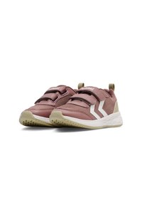 Rosenfarbene Sportschuhe aus Netz- und Synthetikmaterialien, mit Klettverschlüssen und hellen Gummisohlen, die ein strukturiertes Muster aufweisen.