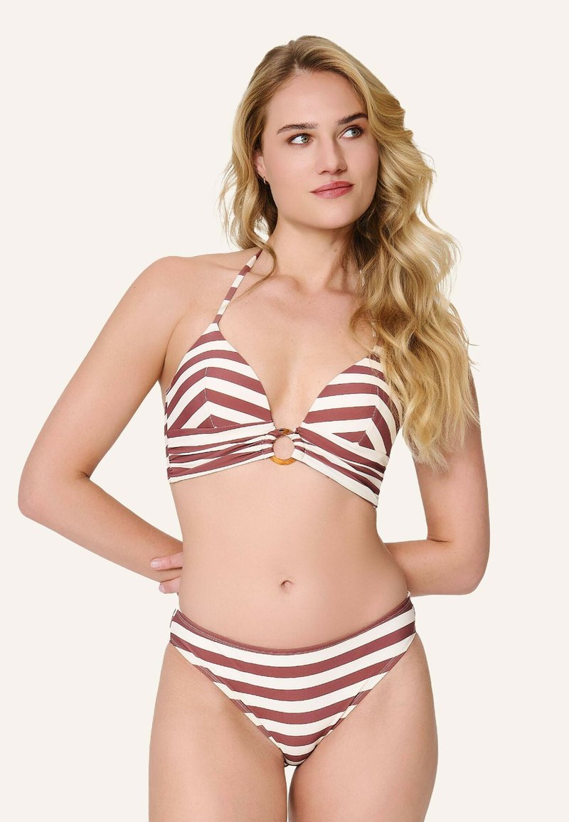 Bikini rayé avec un décolleté plongeant, conçu en couleurs marron et crème, avec un accent circulaire au centre et des bretelles fines.