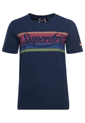 Marineblaues T-Shirt mit kurzen Ärmeln, mehrfarbigen horizontalen Streifen und dem "Superdry"-Logo auf der Brust.