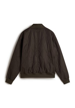 Giacca trapuntata verde scuro con silhouette bomber, polsini e colletto a coste, e un sottile motivo a onde sul tessuto.