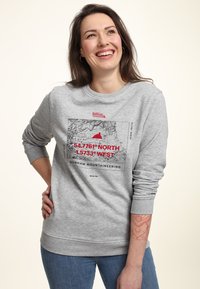 Šedá mikina s kulatým výstřihem, s mapovou grafikou v černé a červené barvě, označená souřadnicemi a nápisem "Durham Mountaineering."