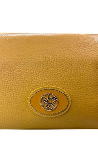Portafoglio giallo in pelle con finitura texture, caratterizzato da un logo prominente in una decorazione ovale. Forma rettangolare compatta, design elegante.