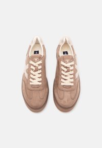 Bruine suède sneakers met beige accenten, platte veters, een gevoerd kraagje en een gestructureerde zool, met een opvallend sterontwerp aan de zijkanten.