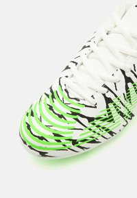 JAKO J-SFG TAKE - Fotballsko til fast underlag - white/neon green