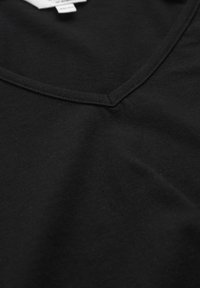 Sort bomulds T-shirt med V-hals design. Stoflet ser blødt, glat og let strækbart ud, med en ren finish ved halsudskæringen.