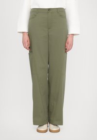 Pantalons cargo vert olive avec une coupe droite, deux poches latérales et une fermeture à bouton à la taille. Fabriqués en tissu résistant.