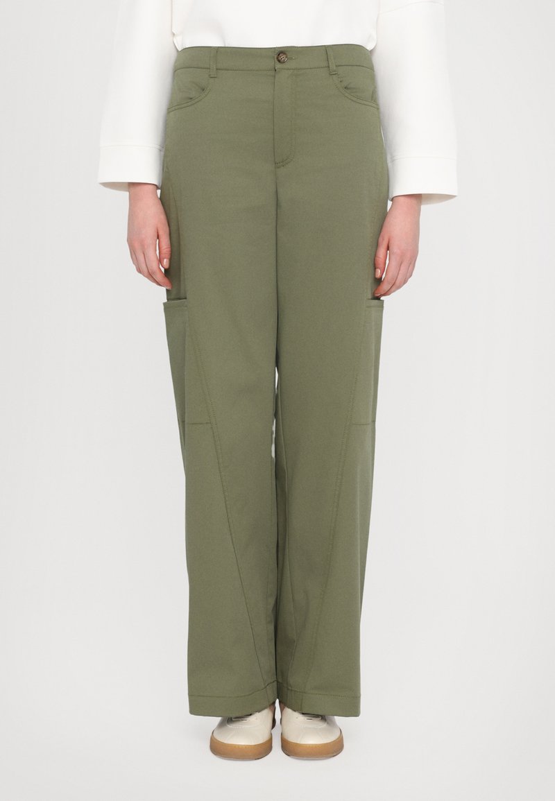Pantalons cargo vert olive avec une coupe droite, deux poches latérales et une fermeture à bouton à la taille. Fabriqués en tissu résistant.