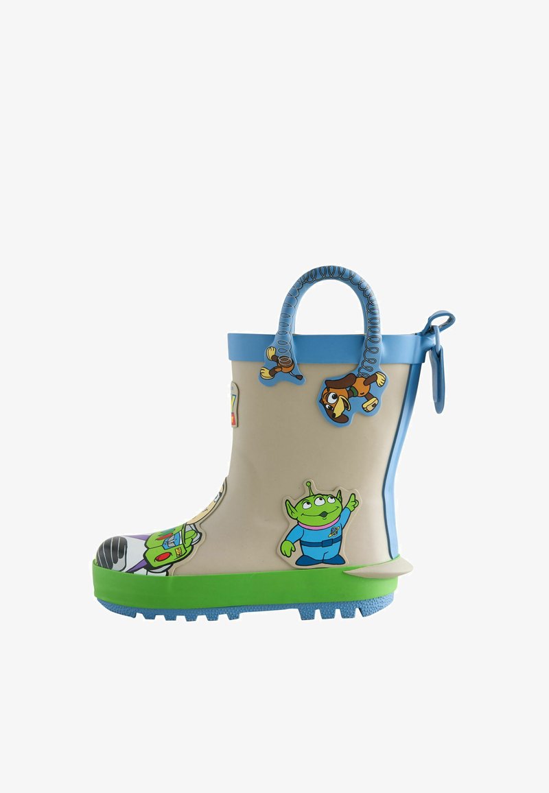 Børne regnstøvle med Toy Story-figurer, blå håndtag, grøn sål og beige krop med en alien og Woody på siden.