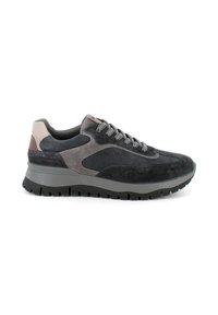Sneaker in suede grigio scuro con accenti grigio chiaro, suola in gomma spessa e lacci intrecciati. Caratterizzato da una finitura liscia e testurizzata e punta arrotondata.