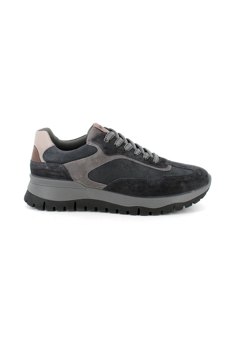 Sneaker in suede grigio scuro con accenti grigio chiaro, suola in gomma spessa e lacci intrecciati. Caratterizzato da una finitura liscia e testurizzata e punta arrotondata.