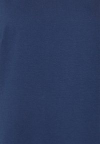 Tela de algodón azul marino con una textura suave, ligero estiramiento y sin patrones o elementos visibles. Distribución del color uniforme.