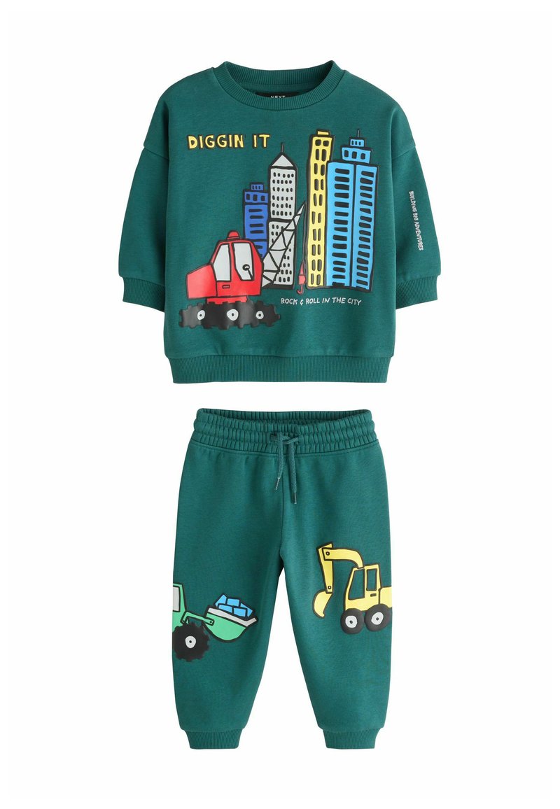 Bluză sport verde și pantaloni asortați, având grafice cu vehicule de construcție. Confecționați dintr-un material moale, cu manșete striate și talie elastică.
