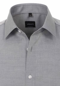Grijze button-up shirt van geweven stof; heeft een klassieke kraag, een enkele borstzak en Venti branding op het label.