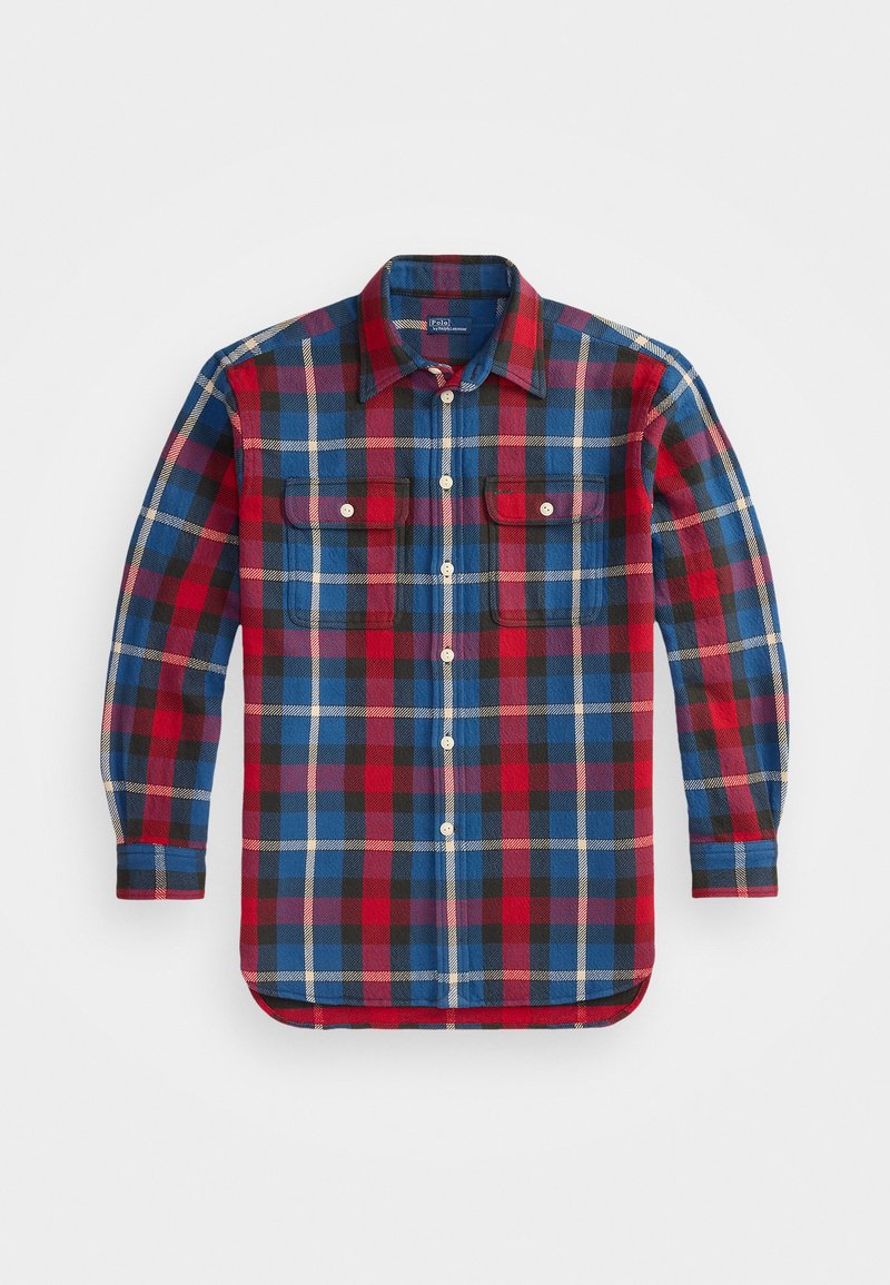 Chemise en flanelle à carreaux rouges, bleus et noirs avec des manches longues, deux poches avant, un ourlet arrondi et un col à boutons. Tissu texturé.