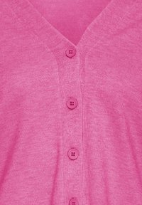 Cardigan tricoté rose avec un col en V, présentant six boutons assortis le long de l'avant. Texture douce et détail en tissu côtelé.