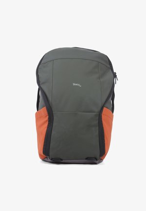 Een groene en oranje rugzak gemaakt van duurzaam textiel, met een slank ontwerp, ritsluiting en ergonomische schouderbanden voor comfort.