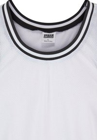 Hvit mesh tanktop med rund hals og sorte og hvite stripede detaljer. Lappen viser "Urban Classics," størrelse L.