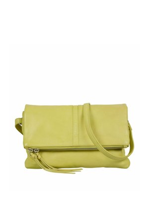Pochette pliée en cuir vert citron avec bandoulière amovible et double fermeture éclair avec pompons en cuir.