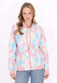 Giacca bomber tie-dye con tonalità pastello di rosa, blu e giallo, tessuto morbido, polsini a coste e chiusura con zip.