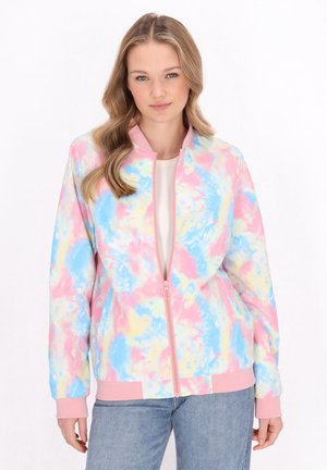 Giacca bomber tie-dye con tonalità pastello di rosa, blu e giallo, tessuto morbido, polsini a coste e chiusura con zip.