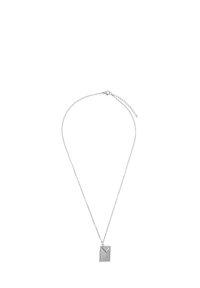 Collana in argento con un ciondolo rettangolare caratterizzato da un design geometrico. Il ciondolo ha una finitura lucida e un accento hardware minimale.