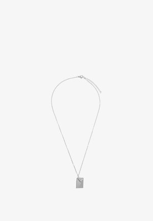 Collier en argent avec un pendentif rectangulaire présentant un design géométrique. Le pendentif a une finition brillante et un accent matériel minimal.