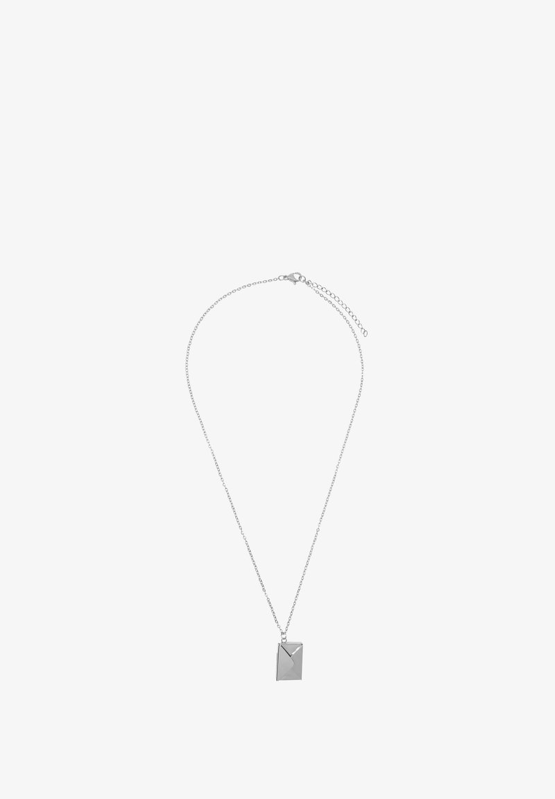 Collana in argento con un ciondolo rettangolare caratterizzato da un design geometrico. Il ciondolo ha una finitura lucida e un accento hardware minimale.