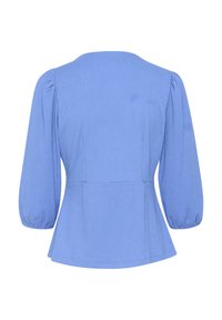 Blouse bleu clair texturée avec manches trois-quarts bouffantes, taille légèrement évasée et détails froncés aux épaules et aux poignets.