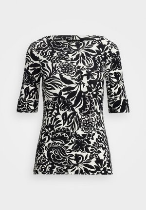 Haut à motif floral noir et blanc avec un décolleté bateau, des manches à longueur de coude et une coupe ajustée. Texture de tissu lisse.