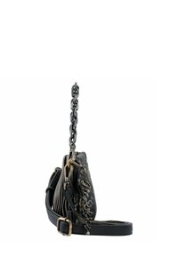 Bolso de mano negro con un exterior texturizado, que presenta una correa de cadena, acentos metálicos y una correa de hombro ajustable. Detallado con pliegues.