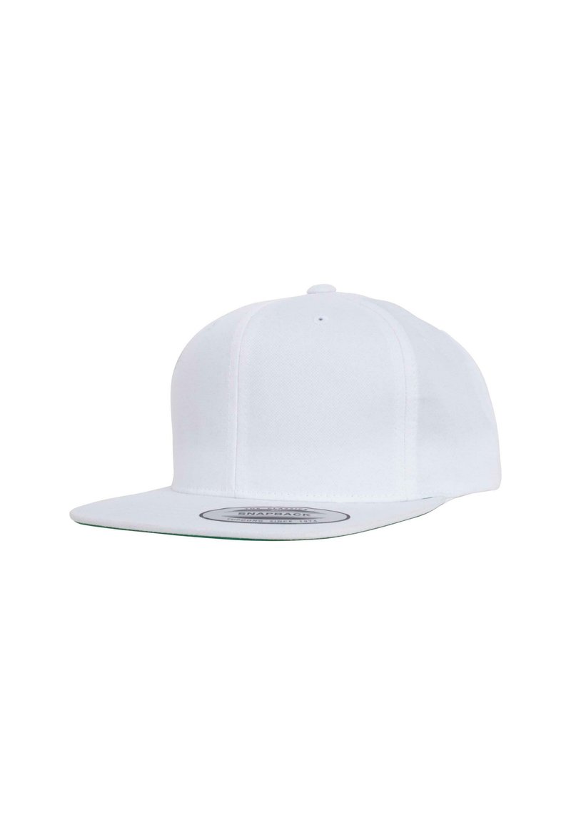 Vit snapback-keps med platt skärm, strukturerad design, subtil textur och en rund plastknäppning på baksidan.