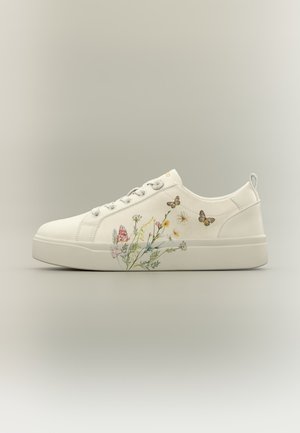 Valged madala lõikega tossud, ees paelusega, mille külgedel on neutraalse taustaga täpsemad lille- ja liblikateemalised mustrid.