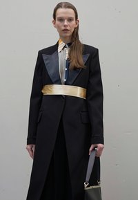 Victoria Beckham PEEKABOO - Klassikaline mantel - black