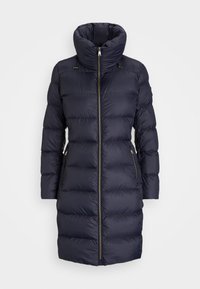 Tmavě modrý péřový kabát s vysokým límcem, vybavený předním zipem, bočními kapsami s pozlacenými detaily a prošívaným vzorem.