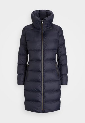 Abrigo acolchado azul marino con cuello alto, que cuenta con una cremallera frontal, bolsillos laterales con detalles dorados y un diseño acolchado.