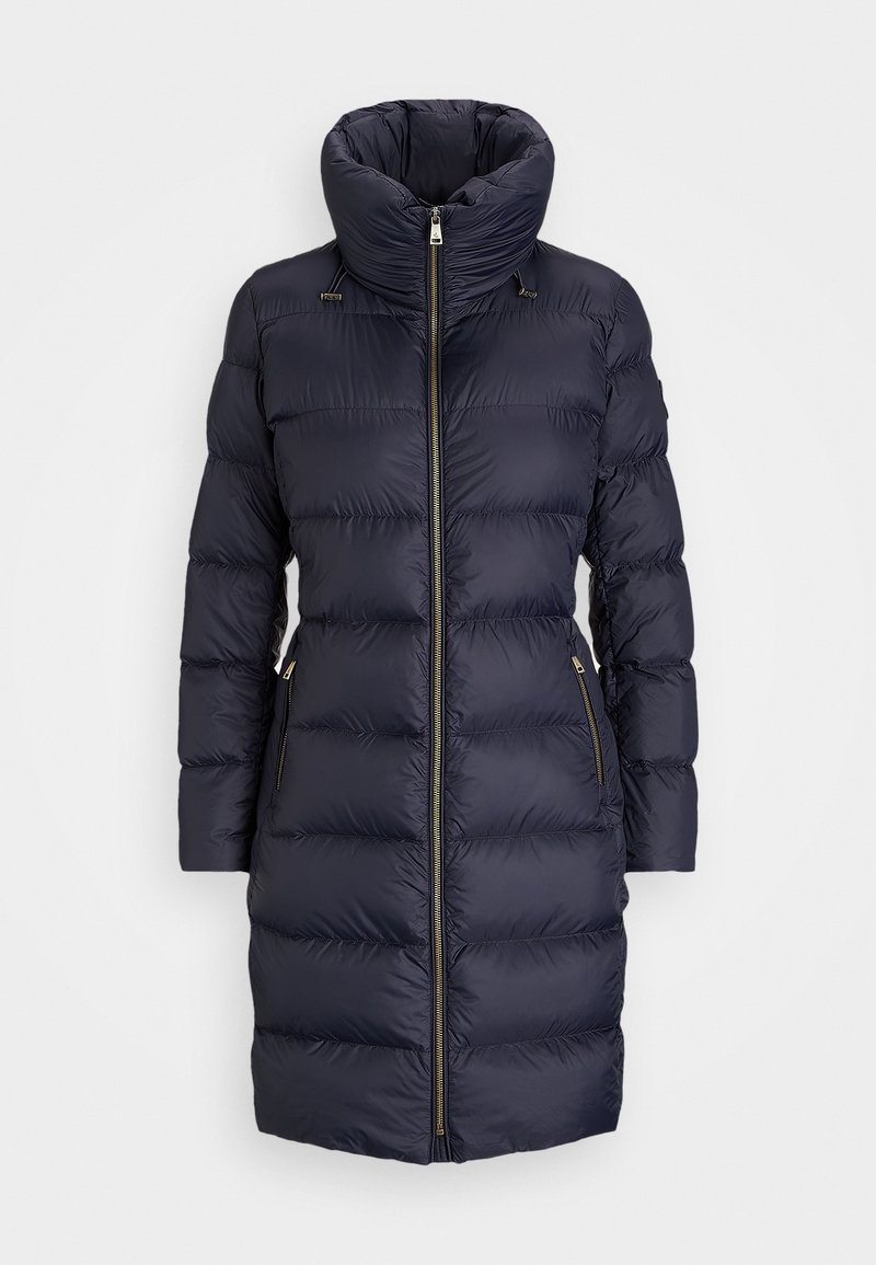 Tmavě modrý péřový kabát s vysokým límcem, vybavený předním zipem, bočními kapsami s pozlacenými detaily a prošívaným vzorem.