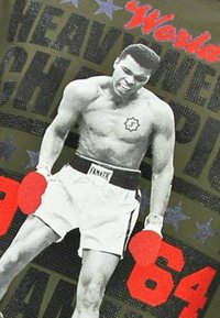 Bokser in witte broek en rode handschoenen poseert fel voor tekst die de wereldzwaargewichtkampioen van 1964 viert.