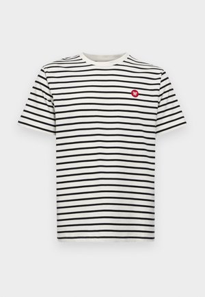 Gestreepte t-shirt met korte mouwen in wit en zwart, met een ronde hals en een klein rood geborduurd logo accent op de borst.