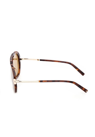 Lunettes de soleil écaille de tortue marron avec des branches en métal doré ornées du logo MCM sur la charnière, présentées de profil sur un fond blanc.