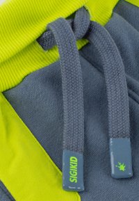 Grauer Stoffhut mit leuchtend gelbem Rand, ausgestattet mit gewebten grauen Kordeln mit Plastikspitzen, die "SIGIKID" beschriftet sind, und einer strukturierten Oberfläche.