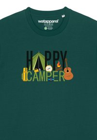 Groene katoenen T-shirt met de tekst "HAPPY CAMPER" en grafische elementen zoals een tent, camera, gitaar en kampvuur iconen.