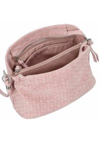 Borsa a tracolla in pelle intrecciata rosa con un design strutturato, dotata di una tasca interna con zip e di un compartimento principale con una foderatura liscia.