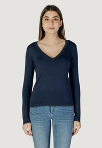 Maglione blu navy a maniche lunghe con scollo a V, con polsini e orlo a costine, che presenta un logo discreto lungo il fondo, realizzato in un tessuto morbido.