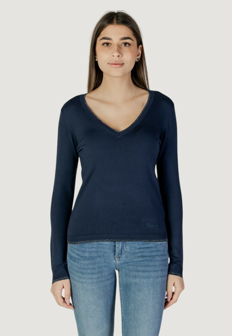 Maglione blu navy a maniche lunghe con scollo a V, con polsini e orlo a costine, che presenta un logo discreto lungo il fondo, realizzato in un tessuto morbido.